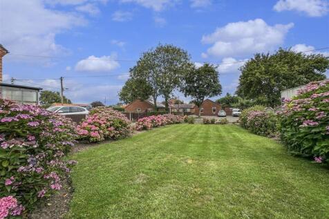 Large Front Garden 635