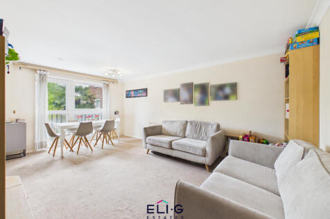 2 bed flat for sale in well looked after purpose 