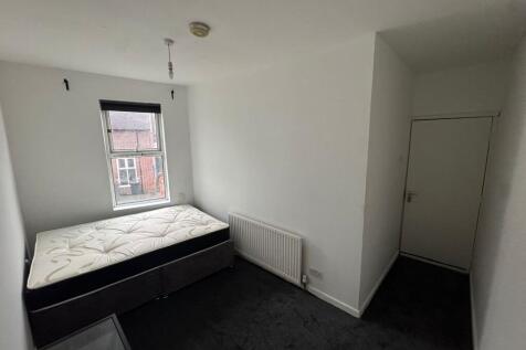 Compact, freshly painted single bedroom with a ...
