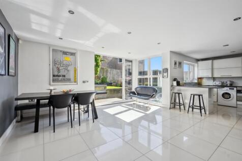 Dining area towards garden and kitchen.jpg