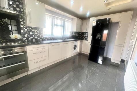 3 Appletree Grove, Wolverhampton photo 5
