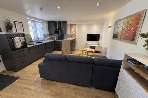 OPEN PLAN LOUNGE &amp; KITCHEN