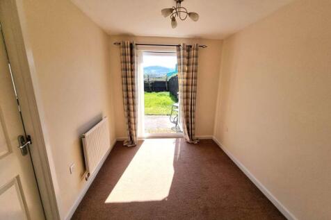 Small Meadow Court, Caerphilly photo 3