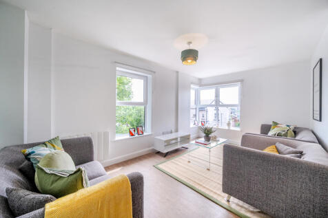 3-bed flat on Cq The Gardens, St Johns Road, Woodhouse, Leeds, £1,750/mo