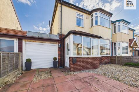Blackpool, FY3 - property photo