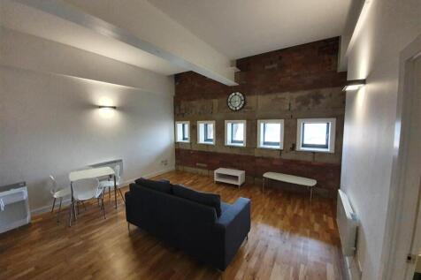 OPEN-PLAN LOUNGE/KITCHEN