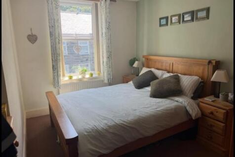 BEDROOM.jpg
