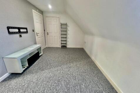Coach House with PARKING & GARAGE - Ironwood Avenue, Desborough photo 3
