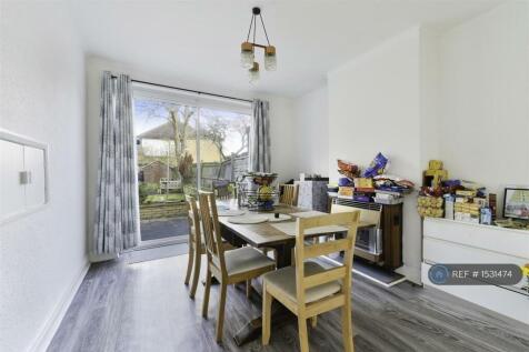 Sparrow Farm Road, Epsom, KT17 photo 3