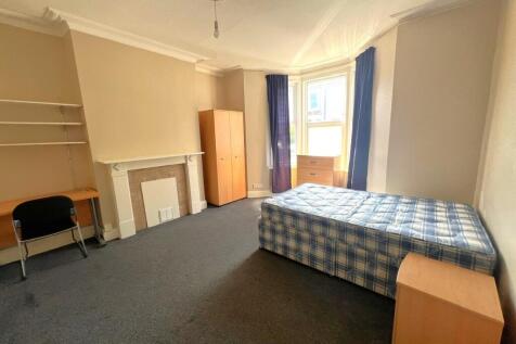 Bright single bedroom with a bay window letting...