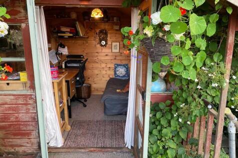 Charming home office in garden