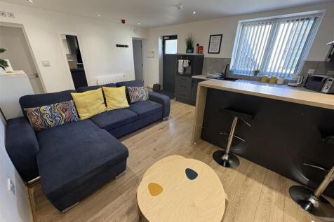 OPEN PLAN LOUNGE &amp; KITCHEN