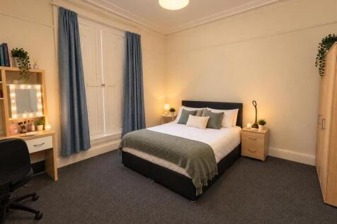 13 Broomgrove Crescent photo 3