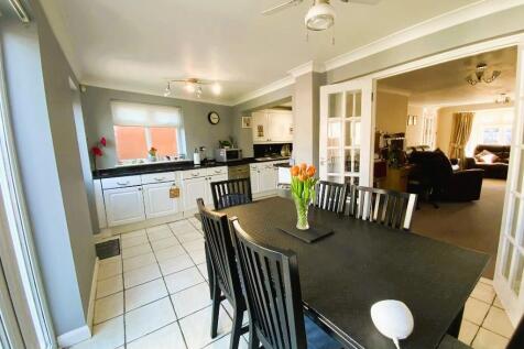 L-SHAPED KITCHEN/DINER 20'7 x 16'1