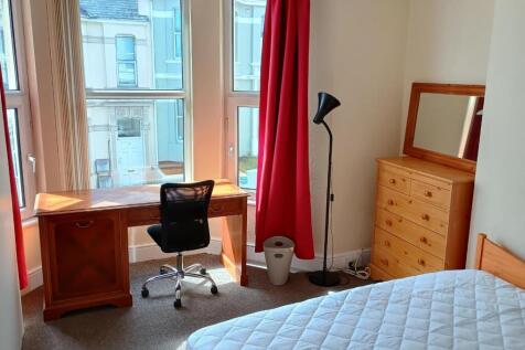8 Sea View bedroom 1.jpg
