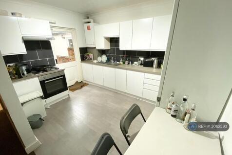 3-bed terraced on Blenheim Road, Reading, RG1, £2,050/mo