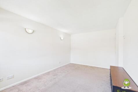 EweMove Estate Agents Basingstoke - Mongers Piece