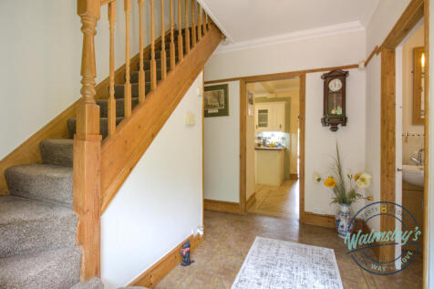 Entrance hallway with cloakroom
