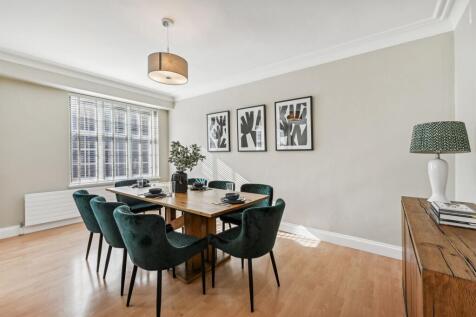 3 bedroom 2nd Floor Flat in Stafford Court photo 4