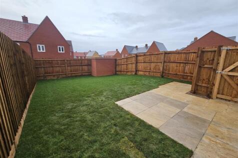 20 Essex Way - Garden (1)jpg