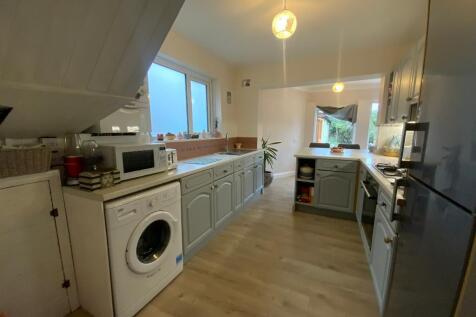 L-SHAPED KITCHEN/DINER 18'11 x 18'3