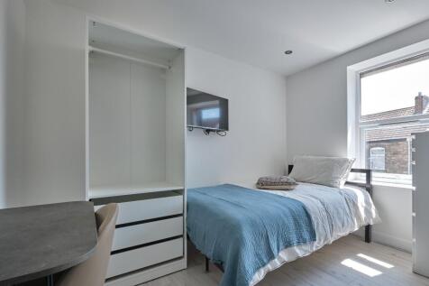 2 bed flat to rent Broadhinton Road, London SW4