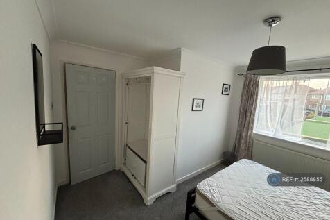 Bright Double Room With Wardrobe And Mirror