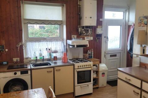 Kitchen with cooker.jpg