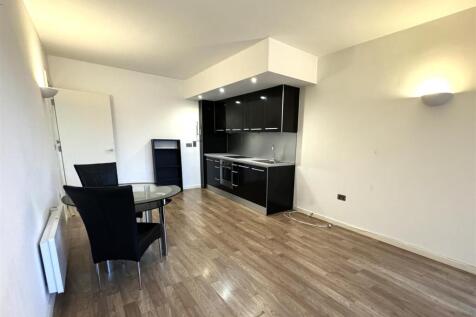 Kitchen 2.jpeg