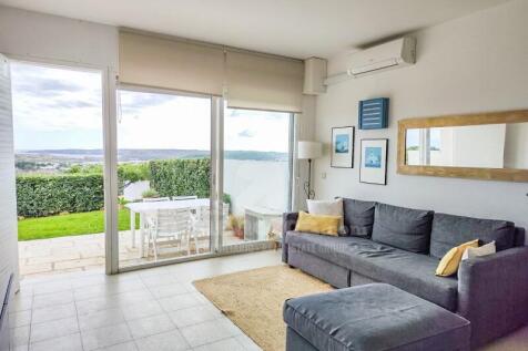 Apartment with sea views and private garden in Coves Noves