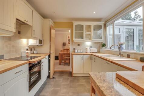 6 HIGHCLIFFE WAY WICKFORD-5.jpg