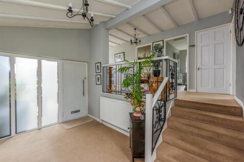 6 St Johns close-Hall (2).jpg