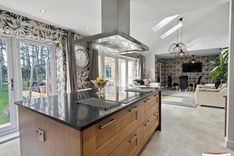 OPEN PLAN KITCHEN DINER &amp; FAMILY AREA