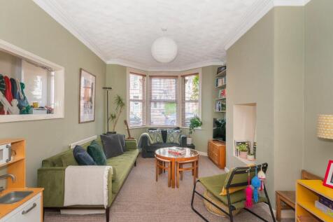 3G2PRBN - Living Room E.jpg