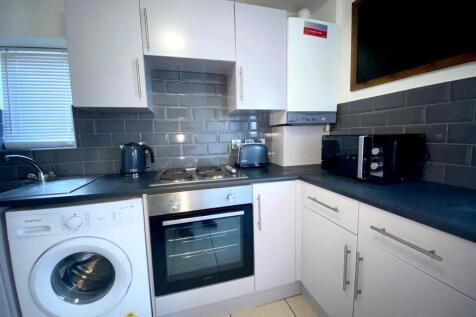 Portland St // 3 Bed Apt // June 2027 photo 3