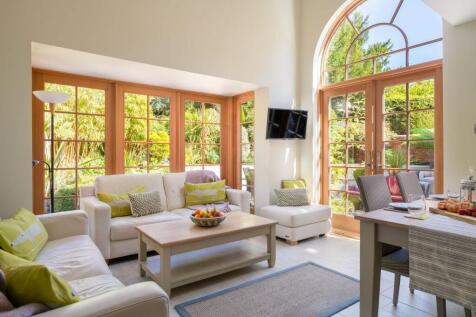 Kitchen Dining Living Room with Vaulted Ceiling