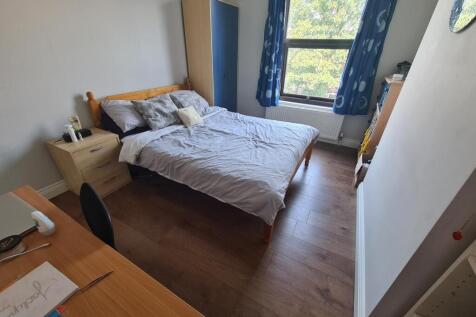A tidy double bedroom featuring a comfortable d...