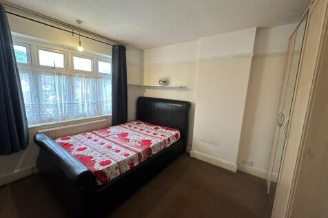 Carlton Avenue, Feltham, Middlesex, TW14 photo 4