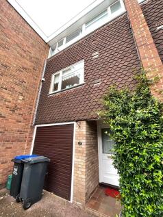 4-bed semi-detached on Vernon Close, Leamington Spa, £1,900/mo