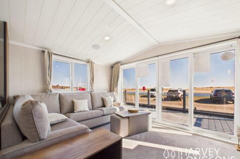 wift Faygate Living Room with Patio Doors - Loss