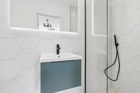 Flat 1, 20 Hoyle Road, London, SW17 0RS ensuite.jp