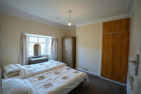 Gantshill Crescent, Gants Hill, Ilford, Redbridge photo 4
