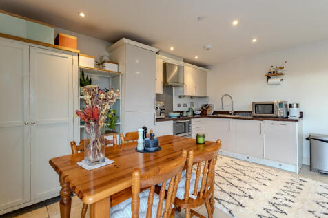 Kitchen Dining Area (2)
