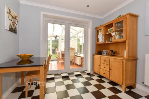 Kitchen/ Dining Room