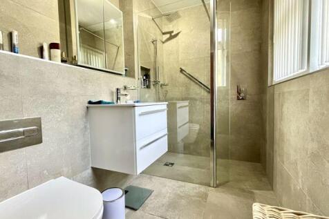 En-Suite to Bedroom 1