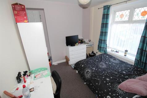 Bright bedroom with double bed and desk space...