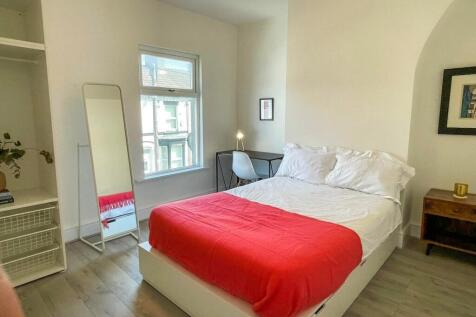 A spacious and bright large double bedroom feat...