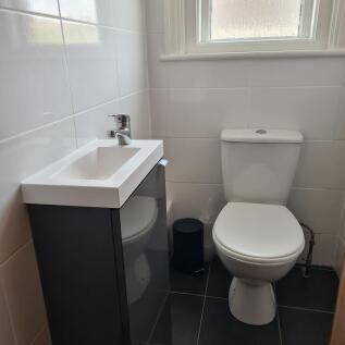 Room 6 - toilet 2...