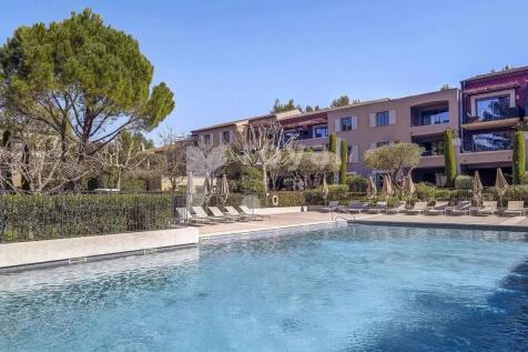 Residential swimming pool near Royal Mougins Golf 