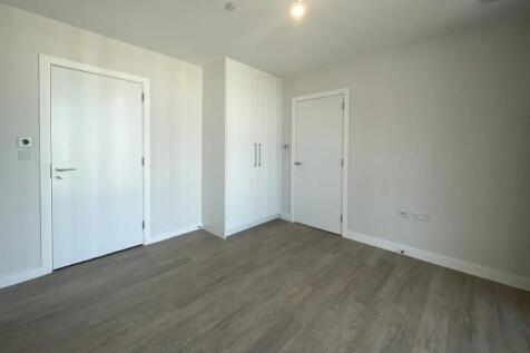 Woking, Surrey, GU21  photo 5